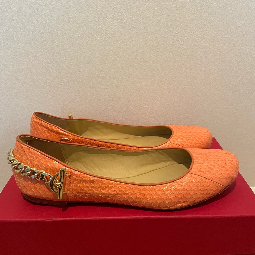 Adorable Rachel Zoe flats with chain detail!